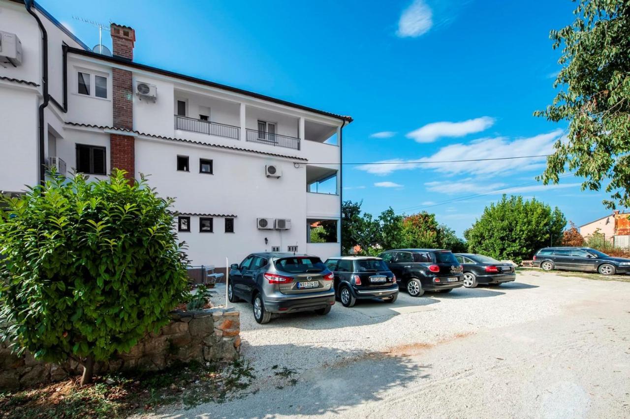 Apartments Nikval ロヴィニ エクステリア 写真